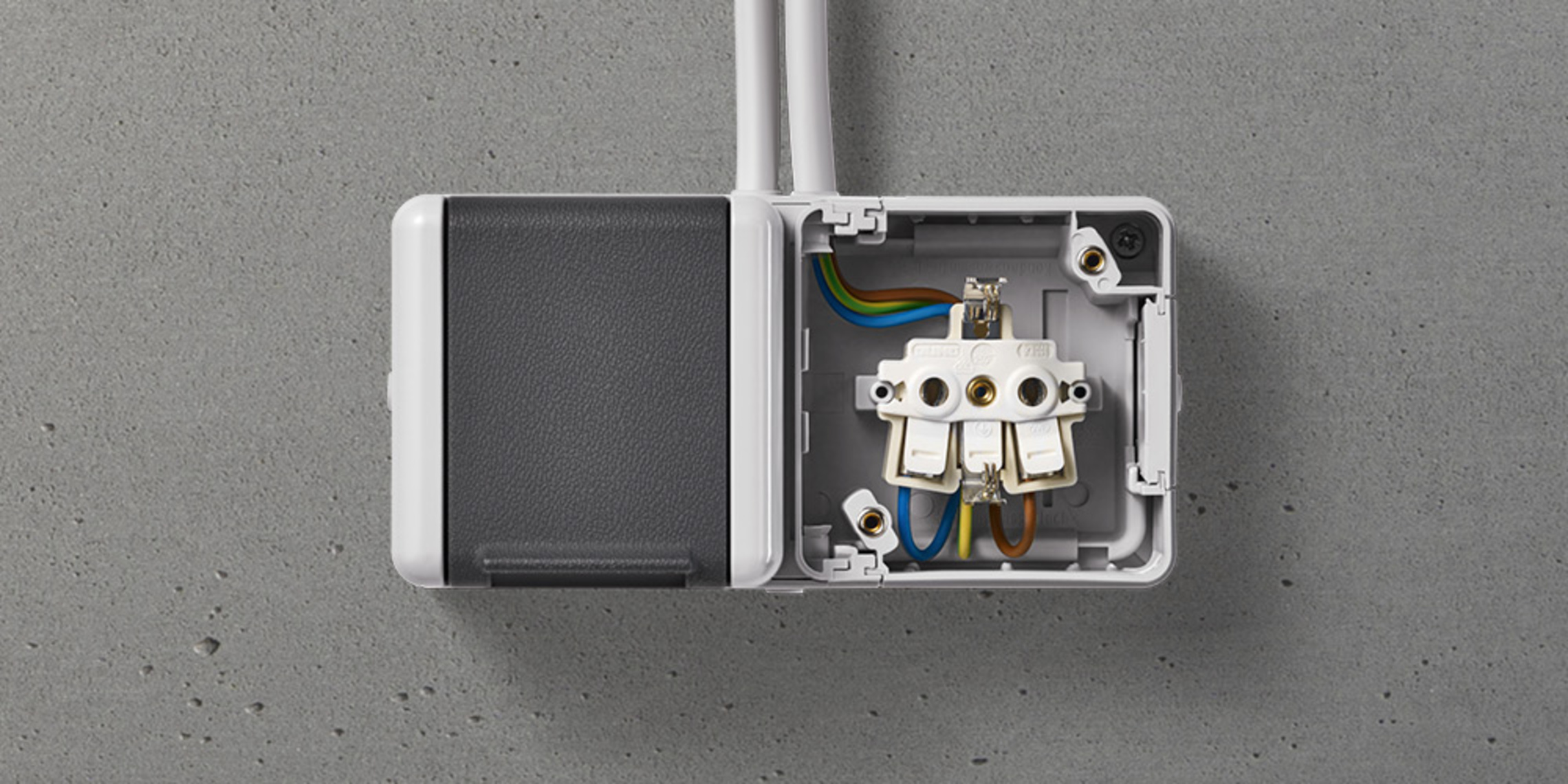 Doppelsteckdose mit Trennsteg bei Elektro Kirchner GmbH & Co.KG in Wildflecken